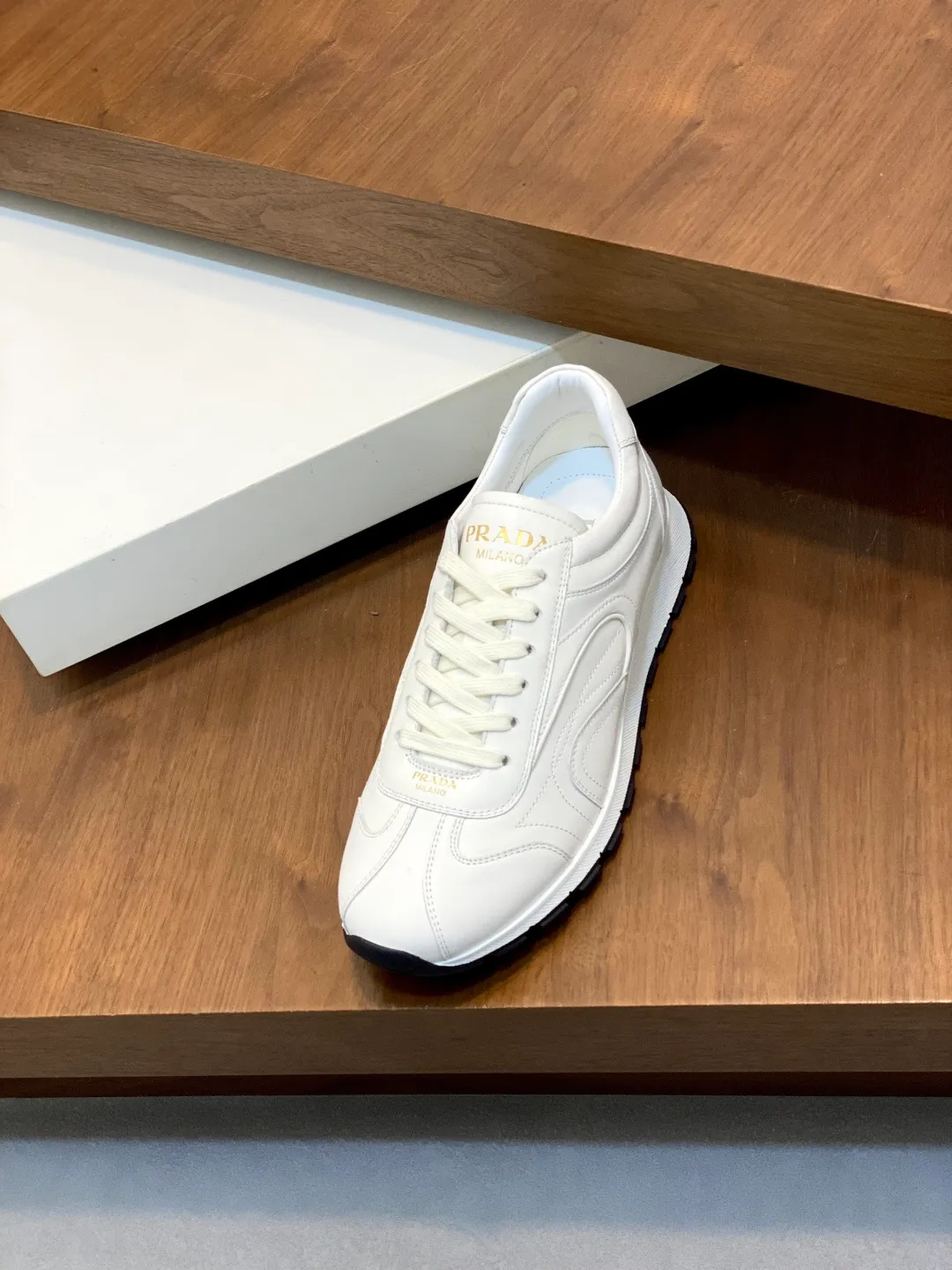 Men's shoes 💰740 Prada men's new lace-up sports and casual shoes. This upper is made of imported calfskin stitching. The tongue is P's classic bronzing lougou. The lining is made of calfskin for the feet. The outsole is made of non-slip sports exclusive rubber outsole with logo. It feels good on the foot. It is fashionable and fashionable. It has a standard sports version and looks very good on the foot! Comes with original box and dust bag! L leather shoe size: 39/40/41/42/43/44 original box packaging + dust bag